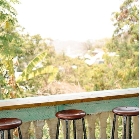 Bajo Bunkhouse Hostel Лабуан Баджо Екстериор снимка