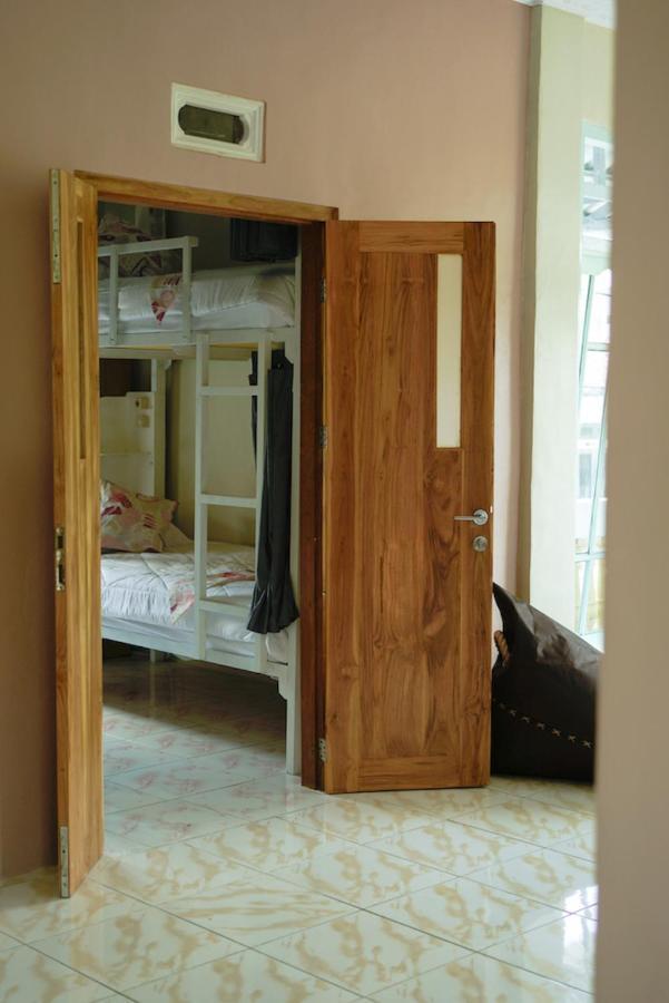 Bajo Bunkhouse Hostel Лабуан Баджо Екстериор снимка