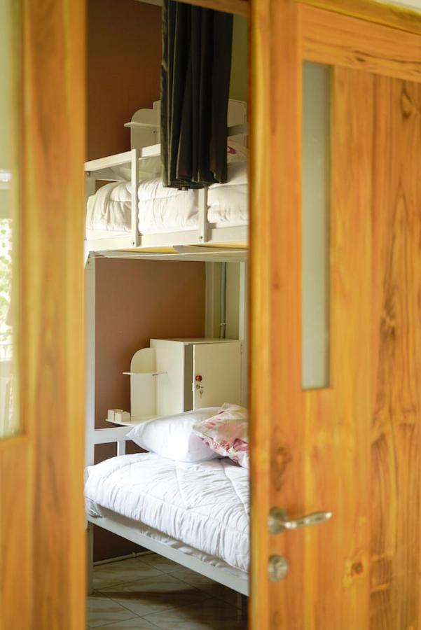 Bajo Bunkhouse Hostel Лабуан Баджо Екстериор снимка
