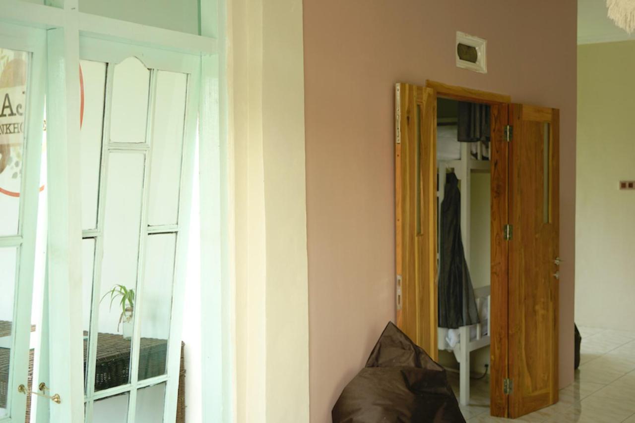 Bajo Bunkhouse Hostel Лабуан Баджо Екстериор снимка