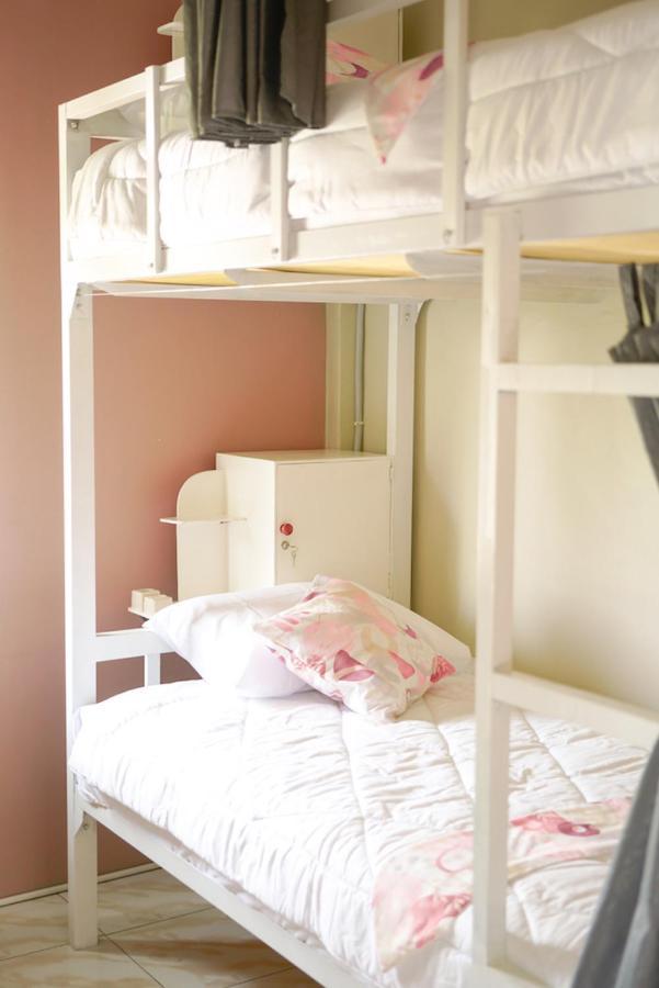 Bajo Bunkhouse Hostel Лабуан Баджо Екстериор снимка