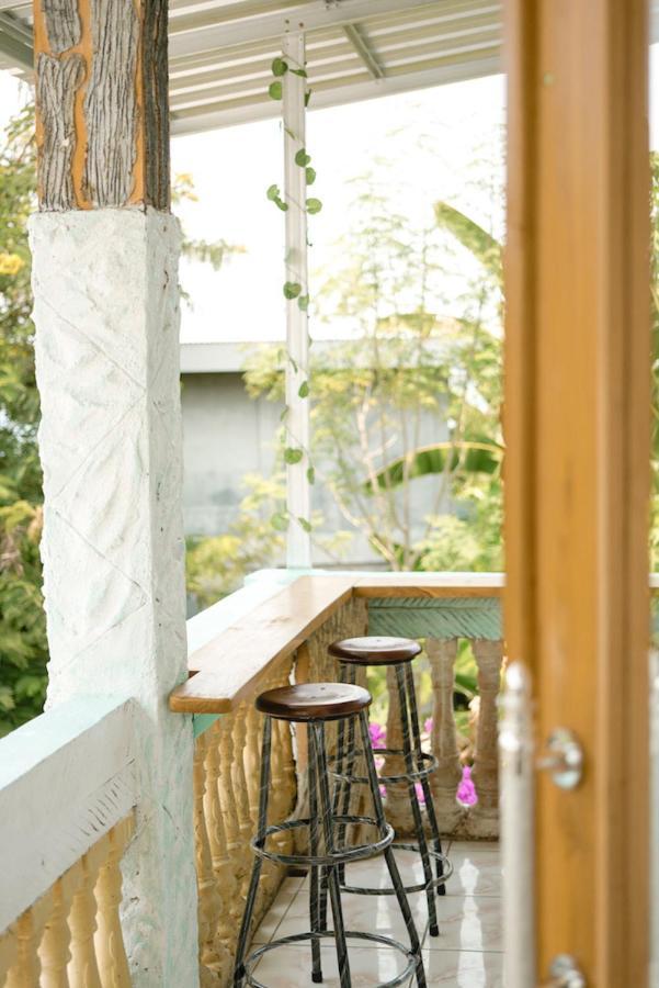 Bajo Bunkhouse Hostel Лабуан Баджо Екстериор снимка