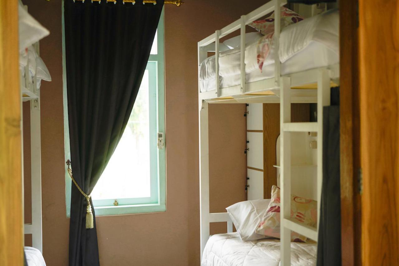 Bajo Bunkhouse Hostel Лабуан Баджо Екстериор снимка